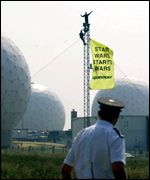 Des militants de Greenpeace à Menwitth Hill contre les NMD (juillet 2001)