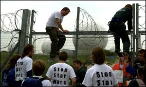 Des militants de Greenpeace à Menwitth Hill contre les NMD (juillet 2001)