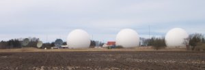 Skibsbylejren station, au Danemark avec 3 nouveaux radomes ajoutés en 2000
